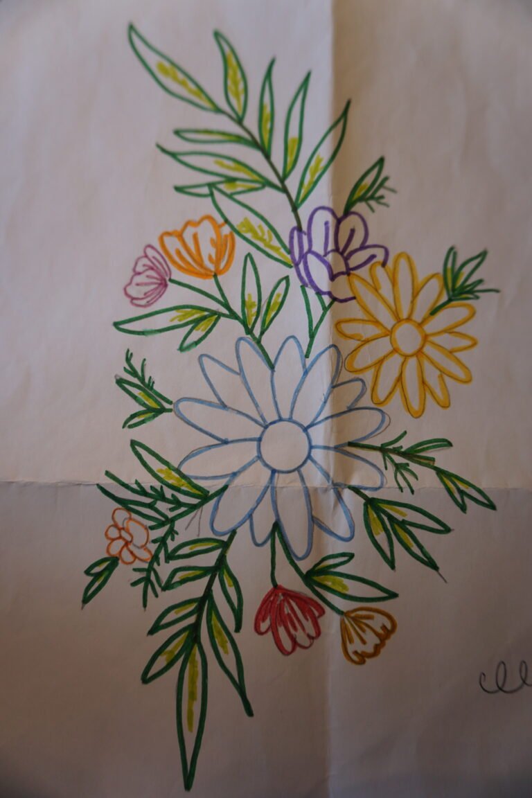 croquis au crayon de couleur d'un bouquet de fleurs préparant une broderie